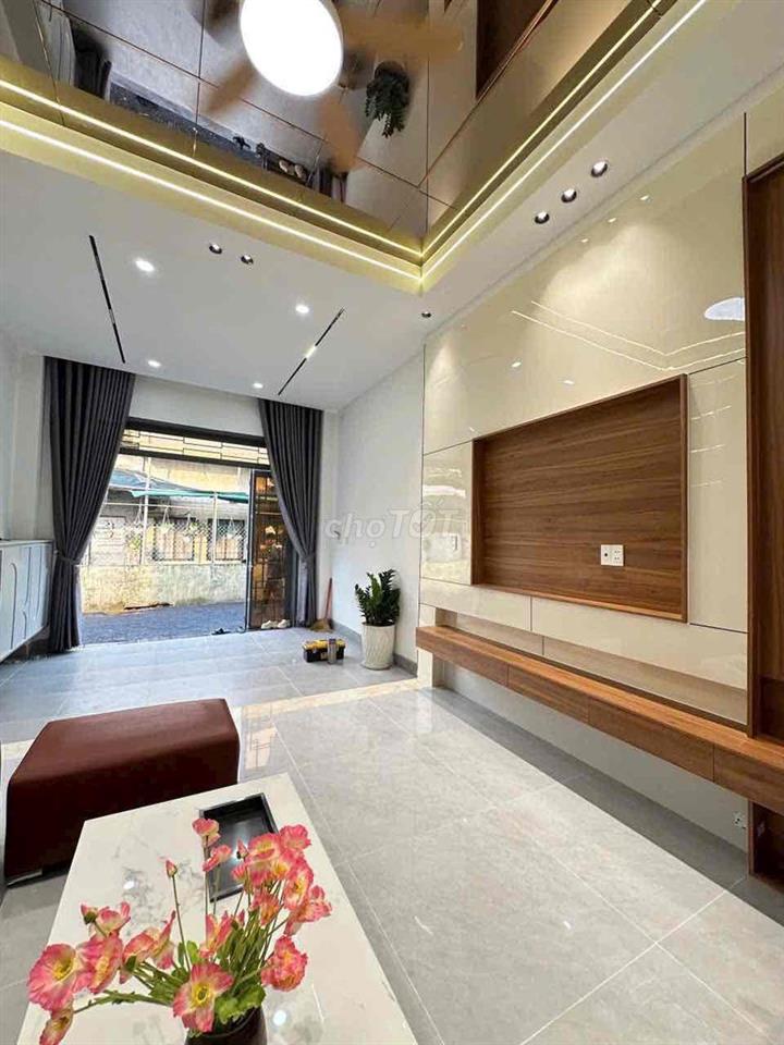 Nhà lầu đối diện chợ Tân Phong