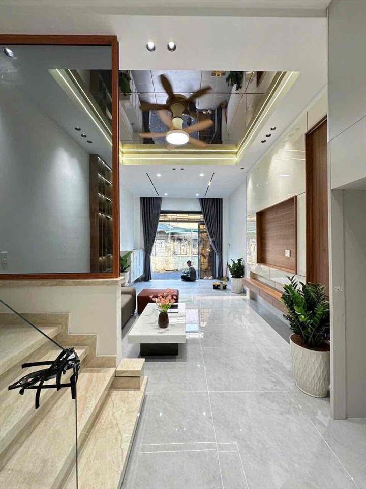 Nhà lầu đối diện chợ Tân Phong