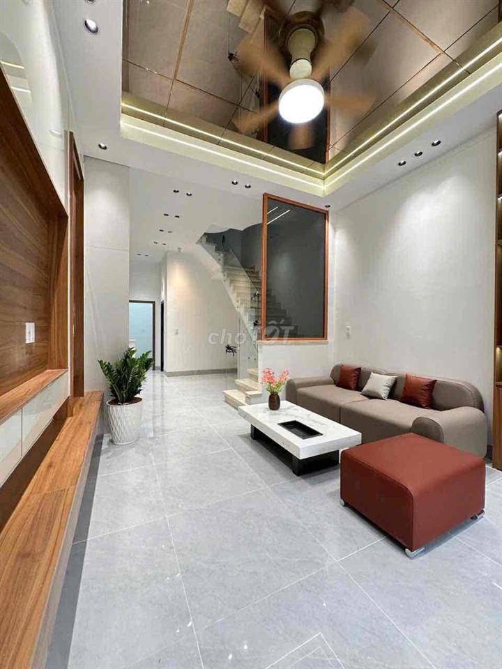 Nhà lầu đối diện chợ Tân Phong