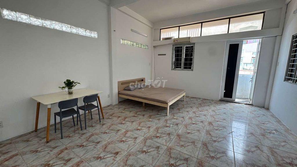 Phòng trọ cửa sổ bancol rộng 30m2 đầy đủ nội thất