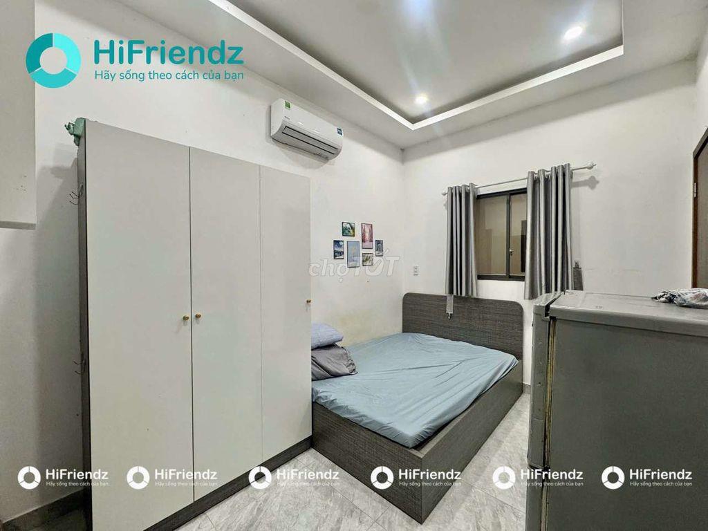 Phòng nhỏ gọn đầy đủ nội thất cửa sổ thông thoáng 