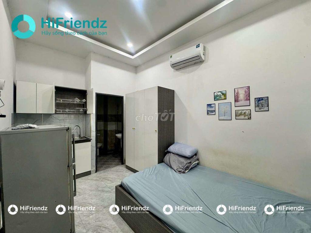 Phòng nhỏ gọn đầy đủ nội thất cửa sổ thông thoáng 