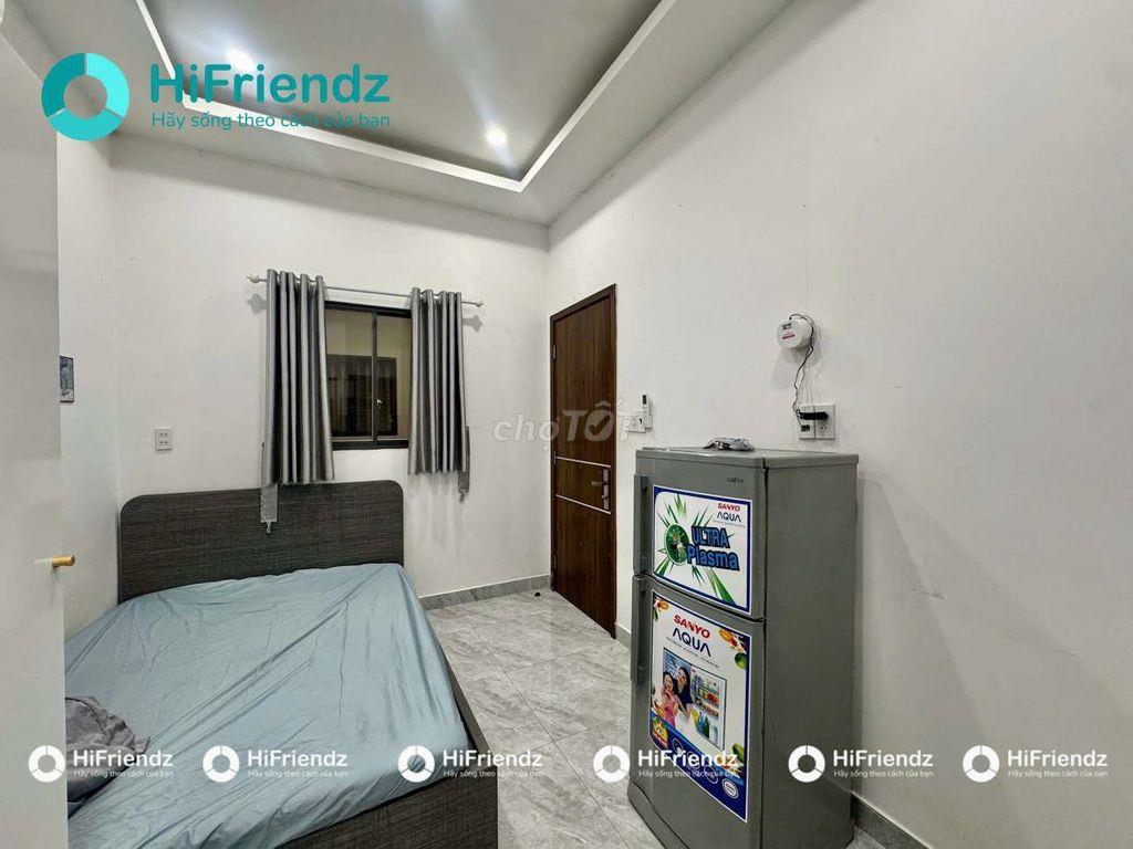 Phòng nhỏ gọn đầy đủ nội thất cửa sổ thông thoáng 