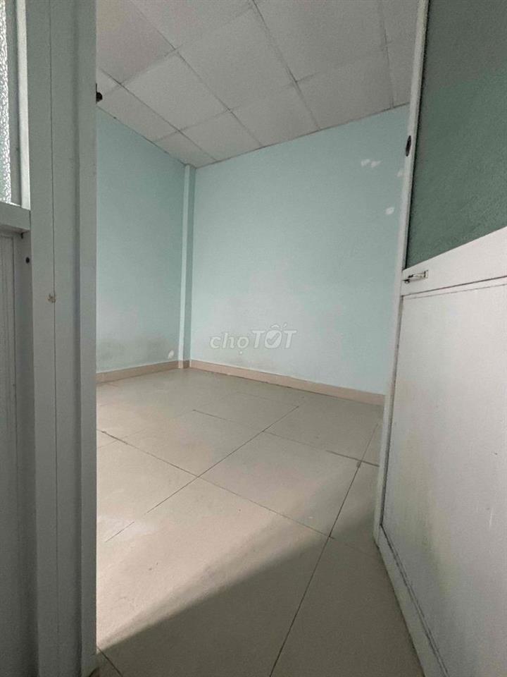 thue phòng mặt tiền hẻm hk chung chủ