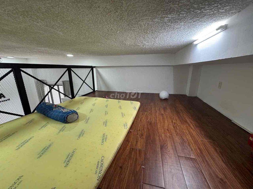 Duplex cửa sổ trời rộng 30m2 gần VLU