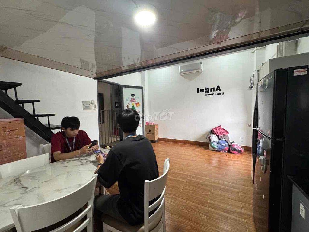 Duplex cửa sổ trời rộng 30m2 gần VLU