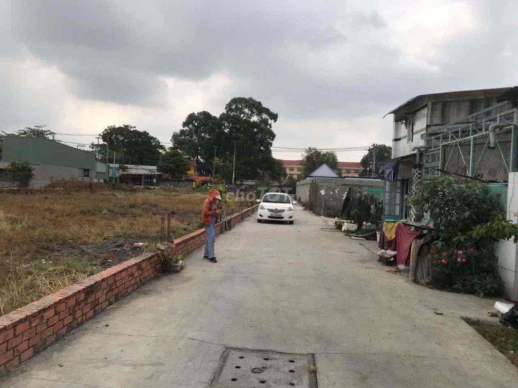 Nhà cũ mặt tiền đường xe tải cần bán gấp
