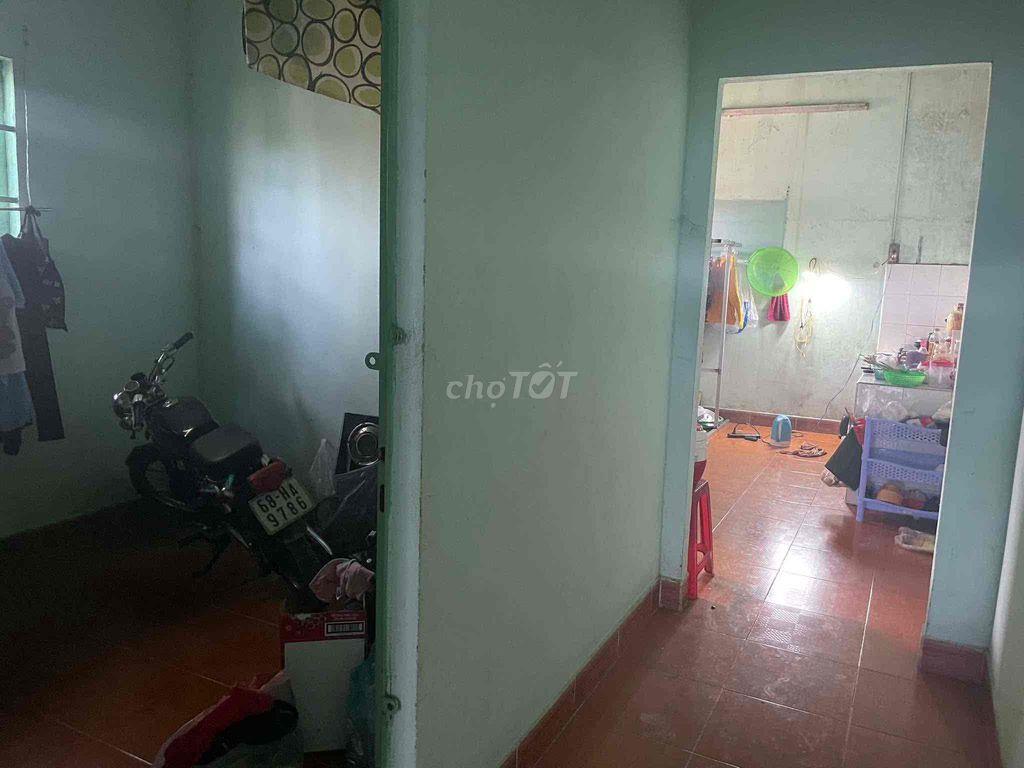Nhà cũ mặt tiền đường xe tải cần bán gấp