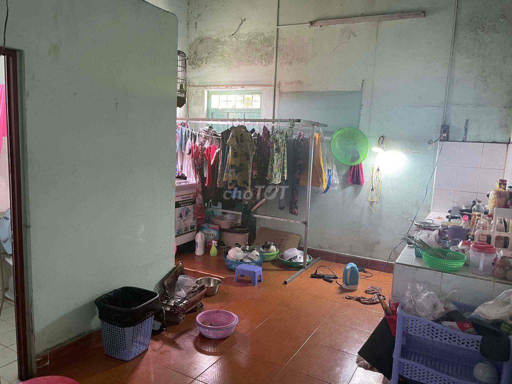Nhà cũ mặt tiền đường xe tải cần bán gấp