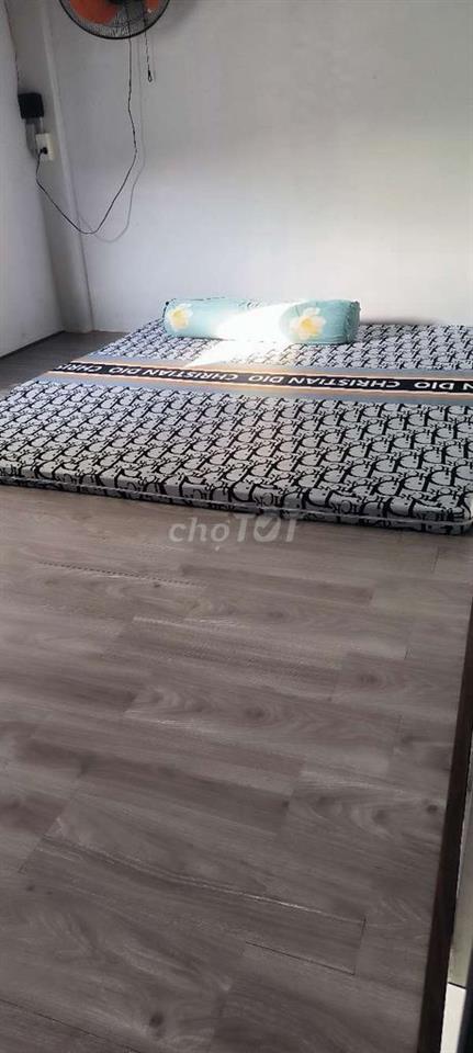 Cho nữ thuê phòng máy lạnh