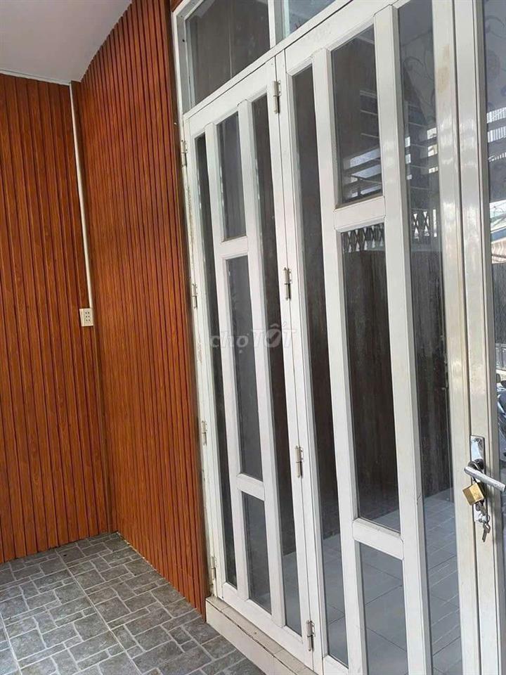 Nhà đối diện chợ Lê Văn Sỹ