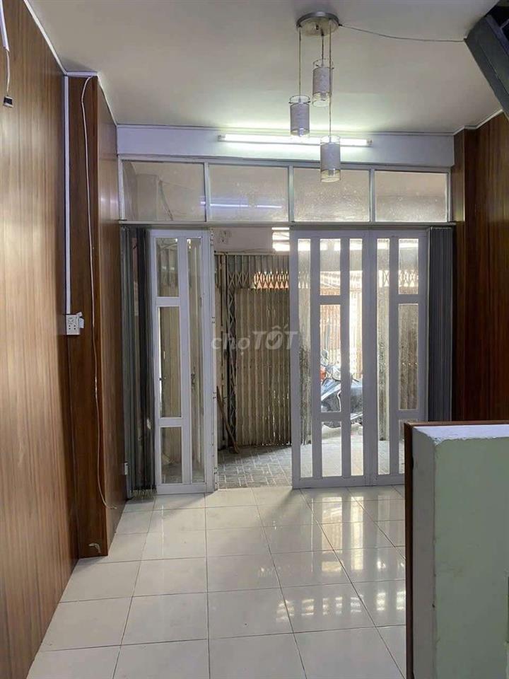 Nhà đối diện chợ Lê Văn Sỹ