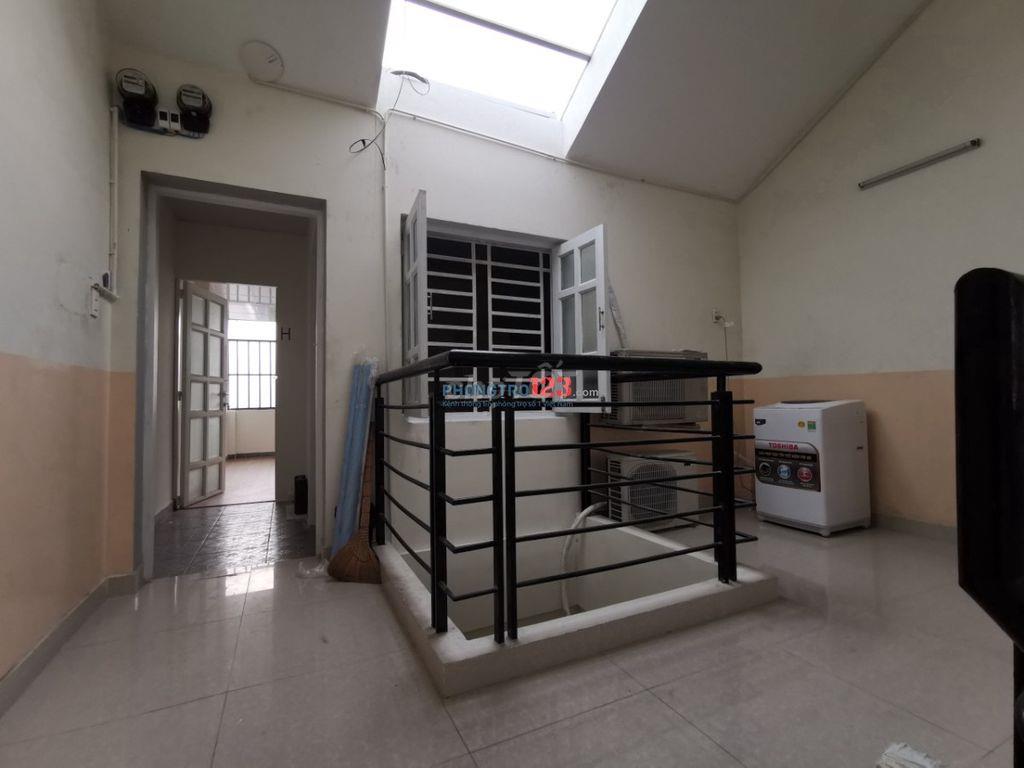 Cho thuê căn hộ máy lạnh, máy giặt, nước nóng Liên Phường có ban công