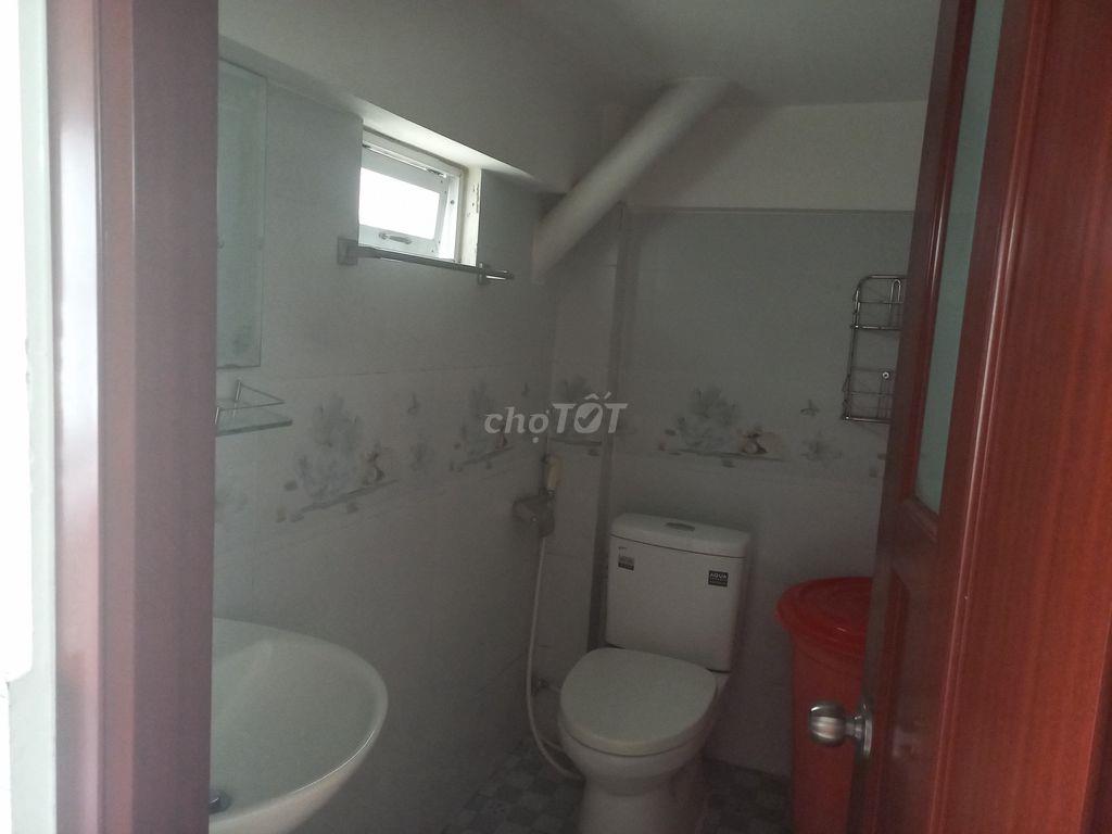 Cho thuê nhà 2PN Quận 5 sạch đẹp gần chợ Hòa Bình
