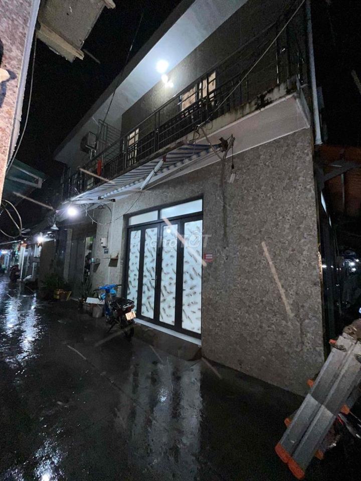 nhà góc 2 mặt tiền cách hẻm xe hơi 500m