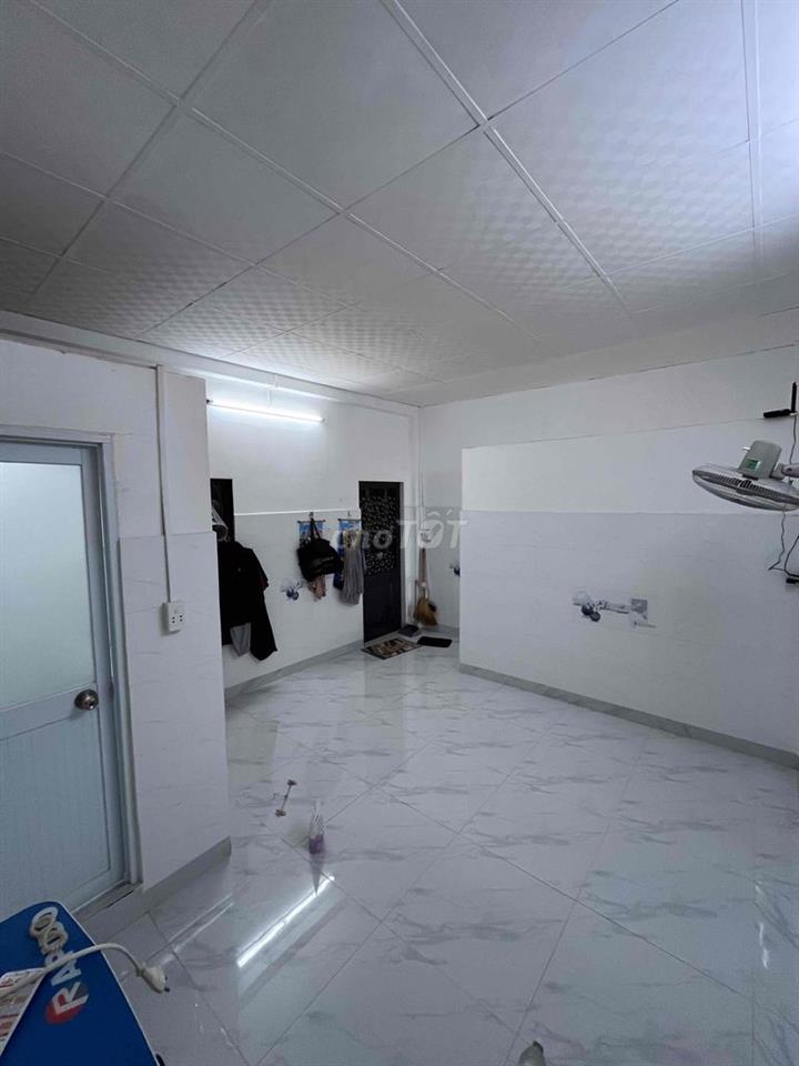 nhà góc 2 mặt tiền cách hẻm xe hơi 500m