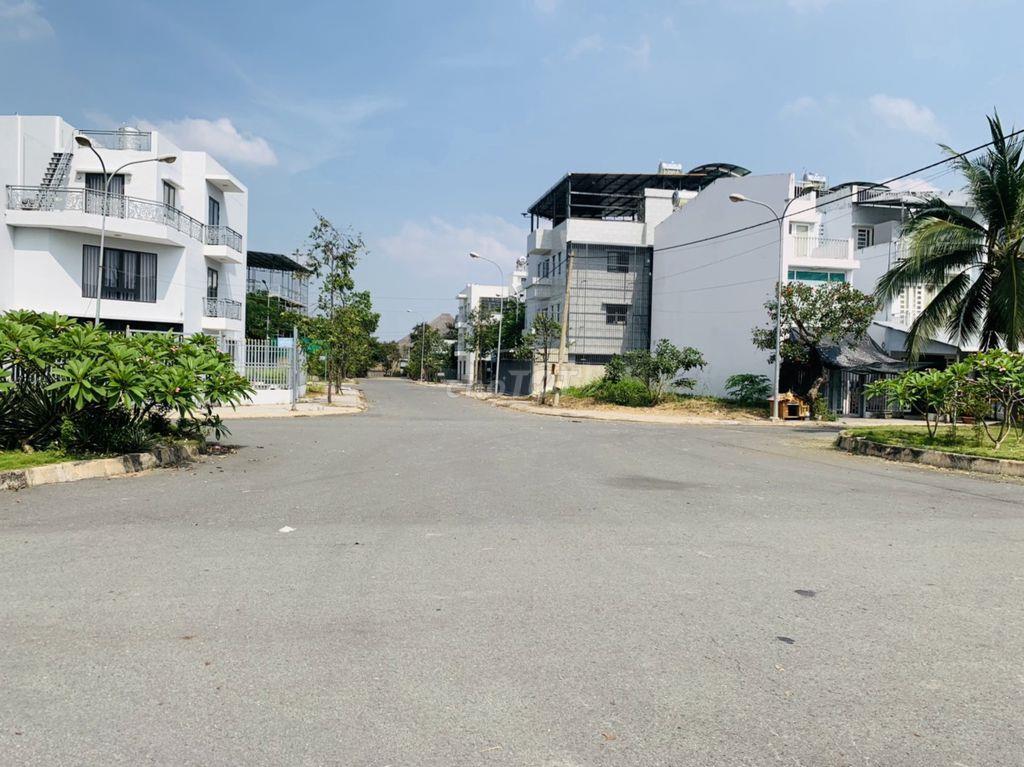 cần bán đất có sổ rẻ nhất dự án Làng Sen VN DT 82m2 giá chỉ 850tr