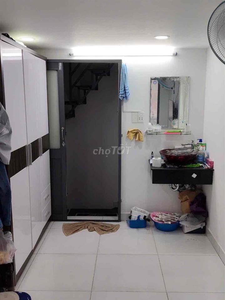 Nhà hẻm xe tải thông  1/ hẻm 136 Hậu Giang, Phường 6, Quận 6.
