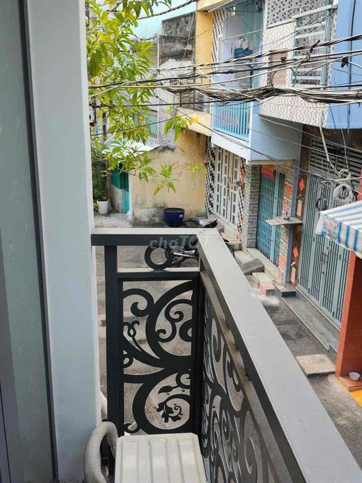 Nhà hẻm xe tải thông  1/ hẻm 136 Hậu Giang, Phường 6, Quận 6.