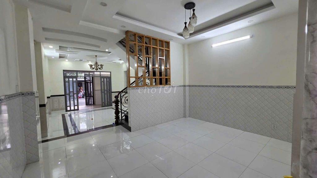 Nhà trệt 2 lầu 5x15m mặt đường nhựa KDC gần Chợ Đại Hải xã Bà Điểm mới