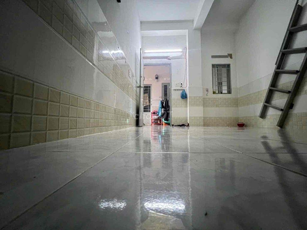 Phòng trọ sinh viên có gác cửa sổ riêng. 2 bác bảo vệ 24/24