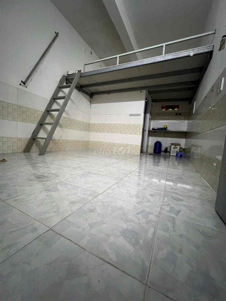 Phòng trọ sinh viên có gác cửa sổ riêng. 2 bác bảo vệ 24/24