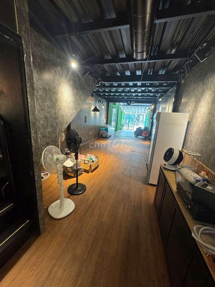 sang lại hợp đồng thuê và trang thiết bị