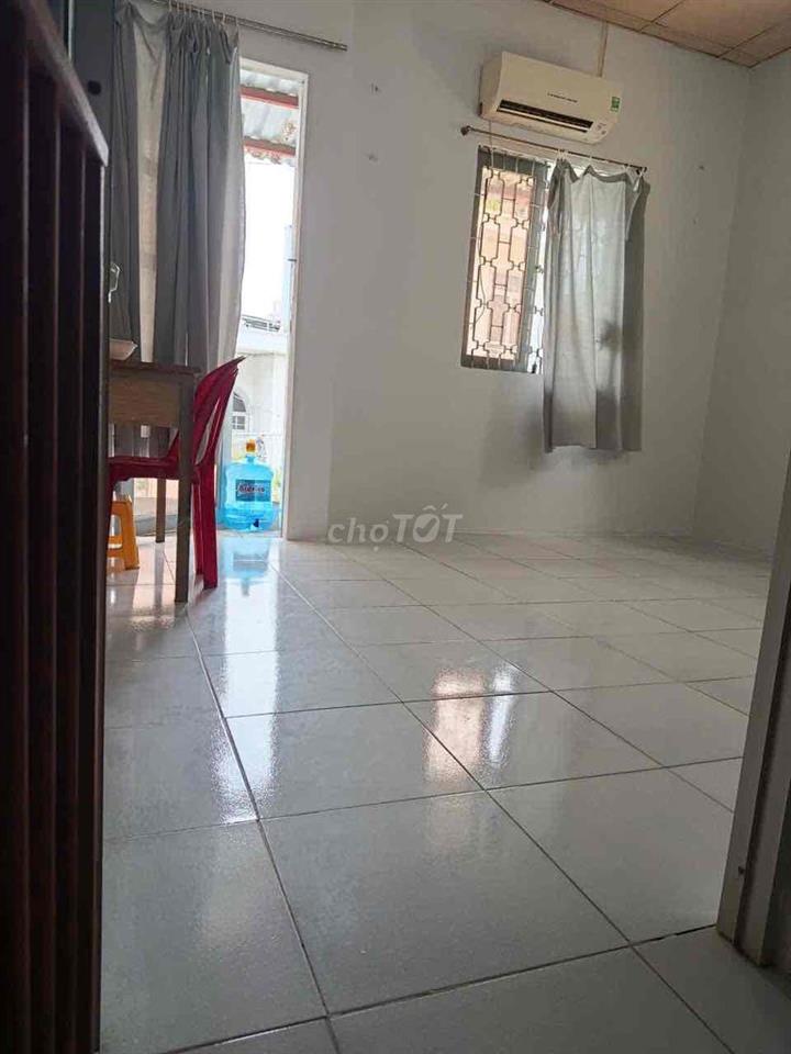 Cho thuê phòng trọ gần ngã tư hàng xanh, có máy lạnh.