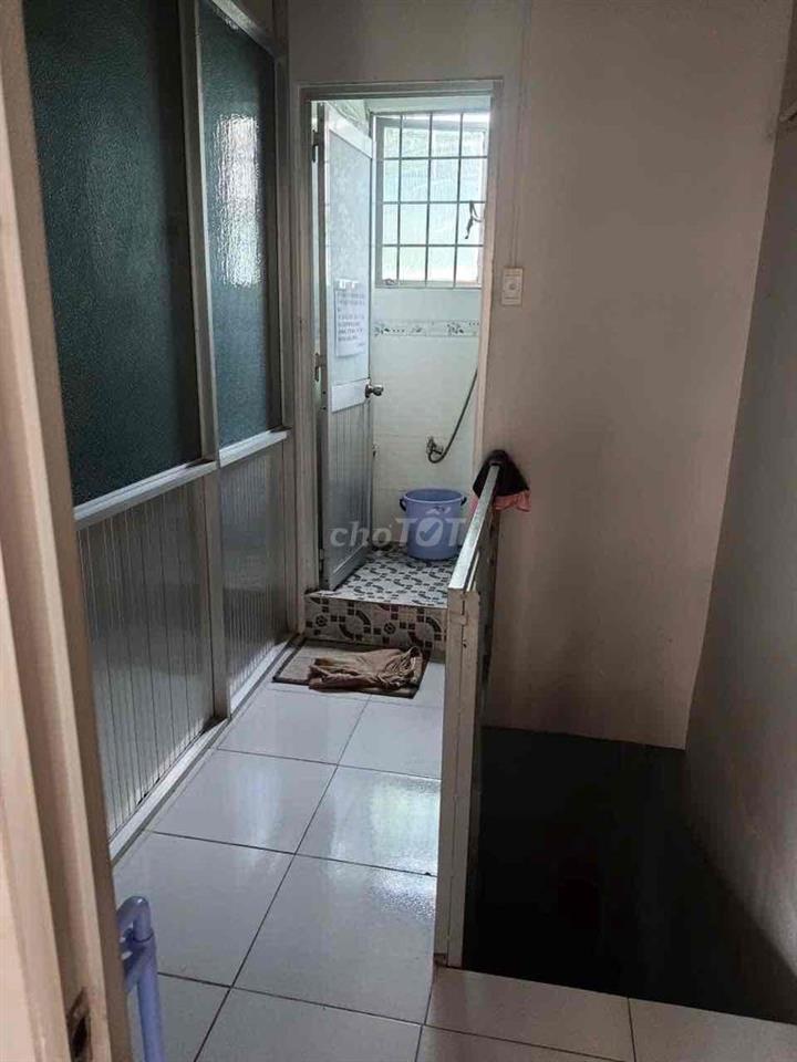 Cho thuê phòng trọ gần ngã tư hàng xanh, có máy lạnh.