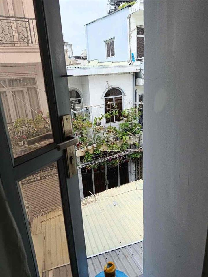 Cho thuê phòng trọ gần ngã tư hàng xanh, có máy lạnh.