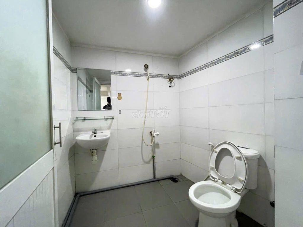 Pass phòng trọ full nội thất: máy lạnh, tủ lạnh, kệ bếp, máy nước nóng