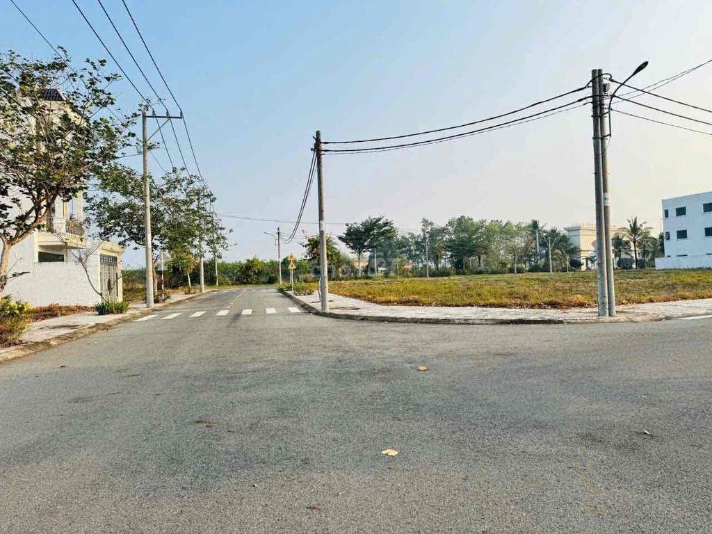 CẦN BÁN GẤP  LÔ ĐẤT  LẤY TIỀN VỀ ÚC SỐNG VỚI CON