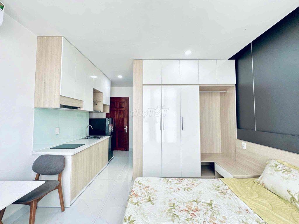 STUDIO CÓ BAN CÔNG RỘNG - CÓ THANG MÁY & MÁY GIẶT RIÊNG - HÒA HẢO Q10