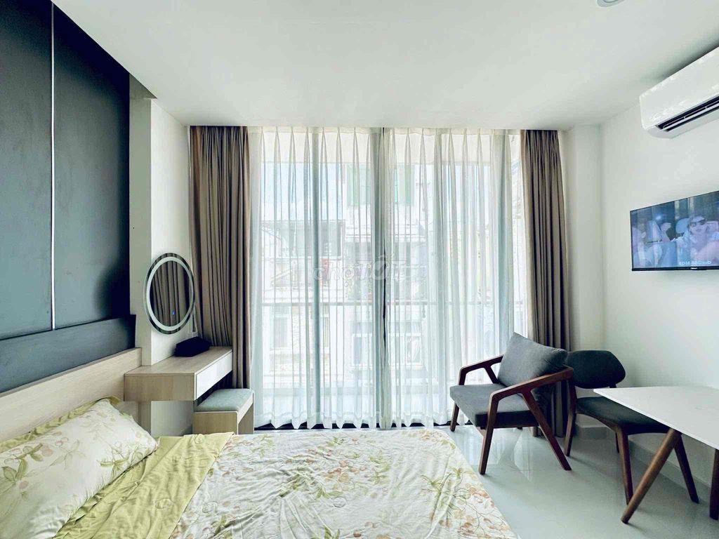STUDIO CÓ BAN CÔNG RỘNG - CÓ THANG MÁY & MÁY GIẶT RIÊNG - HÒA HẢO Q10
