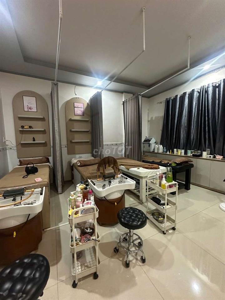 Nhà mặt tiền ngay chân cầu Trần Hoàng Na, thuận tiện buôn bán