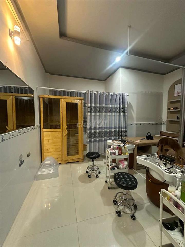 Nhà mặt tiền ngay chân cầu Trần Hoàng Na, thuận tiện buôn bán
