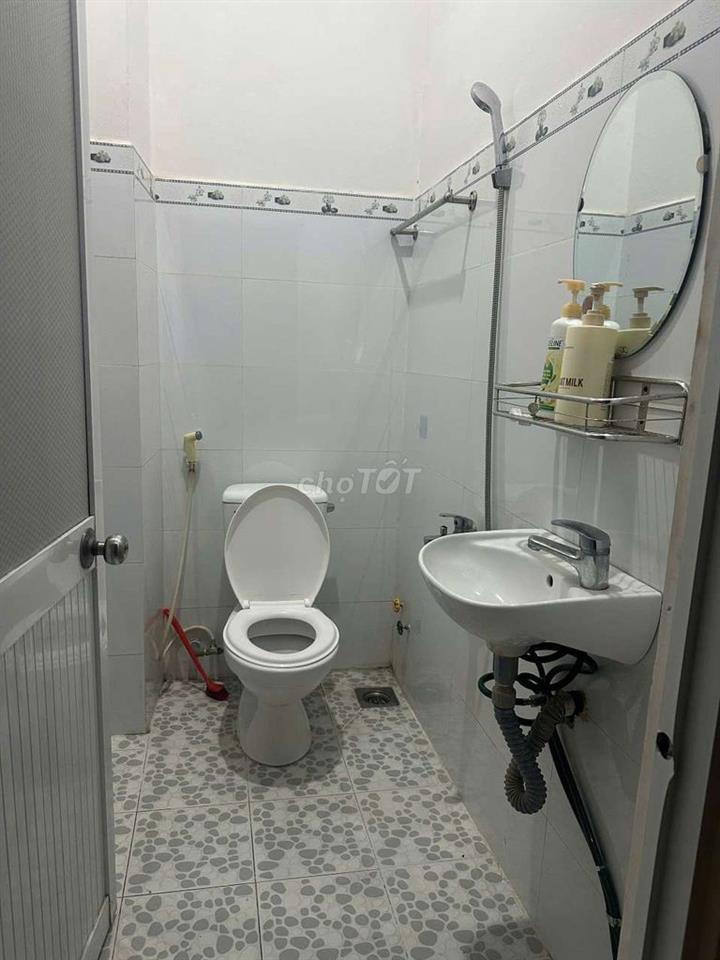 Nhà mặt tiền ngay chân cầu Trần Hoàng Na, thuận tiện buôn bán