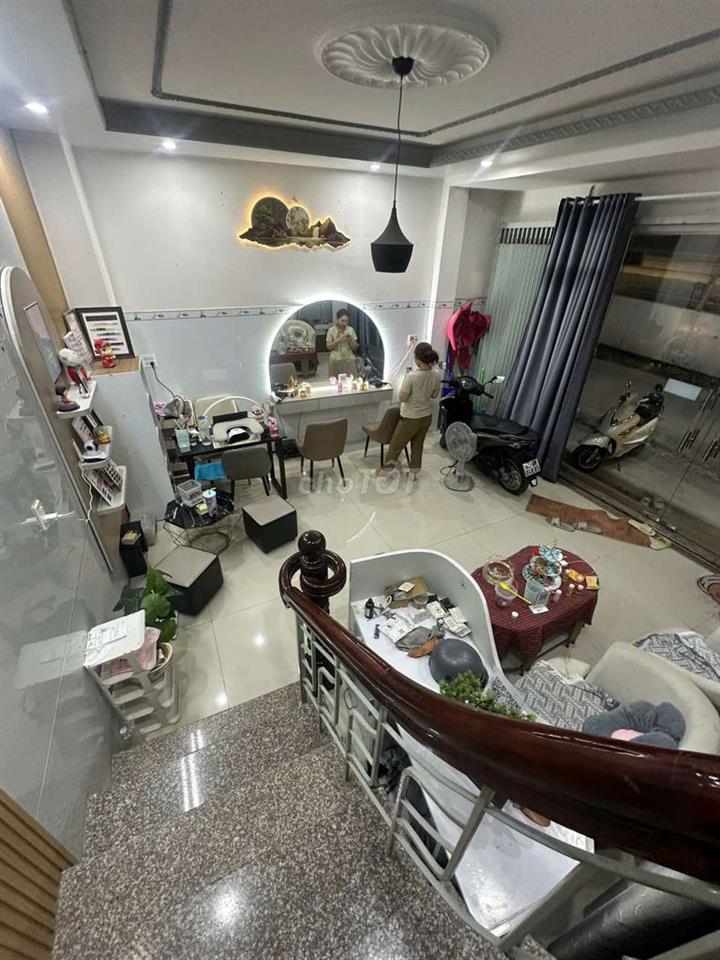 Nhà mặt tiền ngay chân cầu Trần Hoàng Na, thuận tiện buôn bán