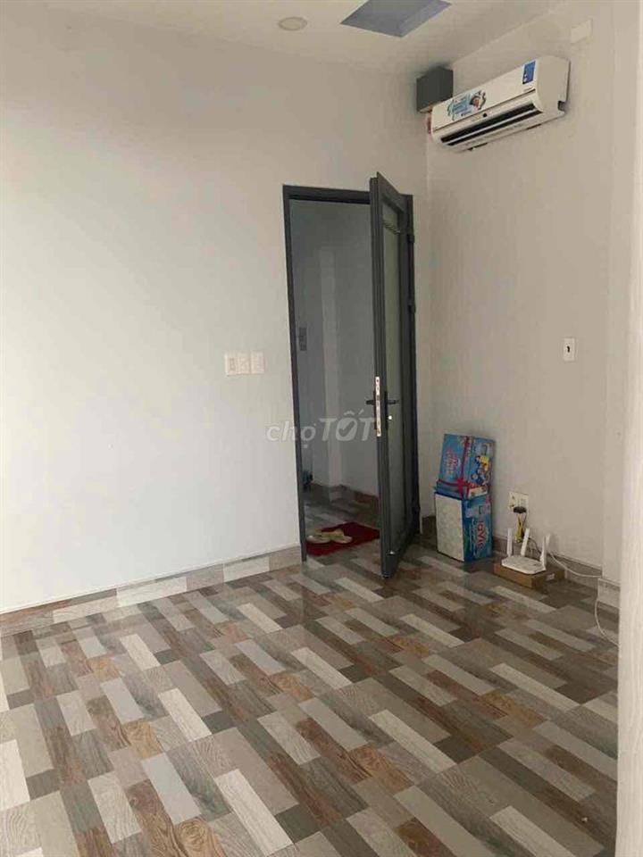 mình còn trống 2 phòng 1 có ban và 1 có cửa sổ