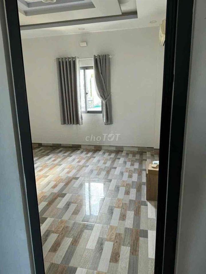 mình còn trống 2 phòng 1 có ban và 1 có cửa sổ