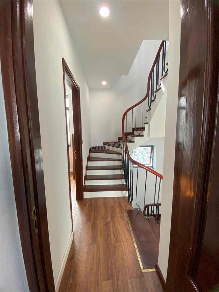 CHO THUÊ NGUYÊN CĂN BIỆT THỰ SÂN VƯỜN VINHOMES RIVERSIDE PHONG LAN