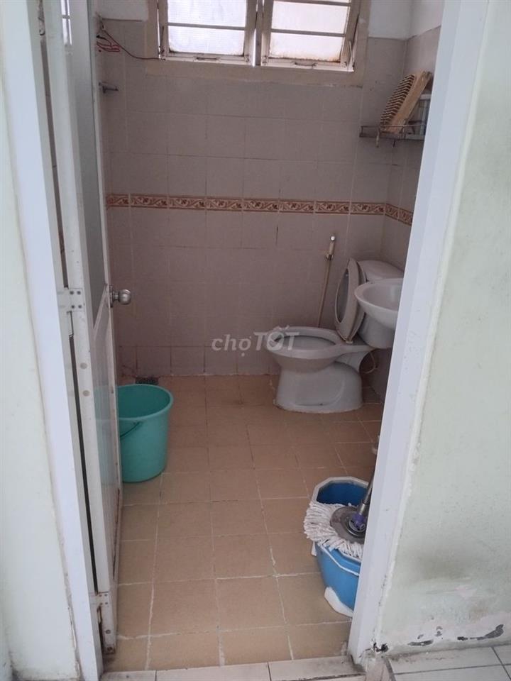 Cho thuê căn hộ cc 2PN, 1WC, ban công thoáng mát
