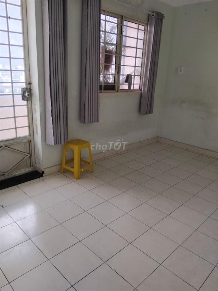 Cho thuê căn hộ cc 2PN, 1WC, ban công thoáng mát