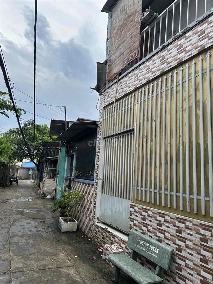 Nha goc , hai mat tien , vao hem 50m , hem ba gat , gan cho Phu Lat .