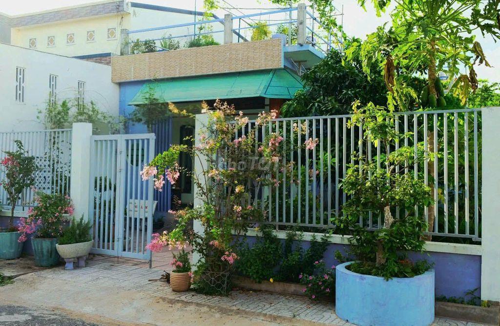 NHÀ THIẾT KẾ L CÓ SÂN VƯỜN XUNG QUANH VÀ SÂN THƯỢNG 