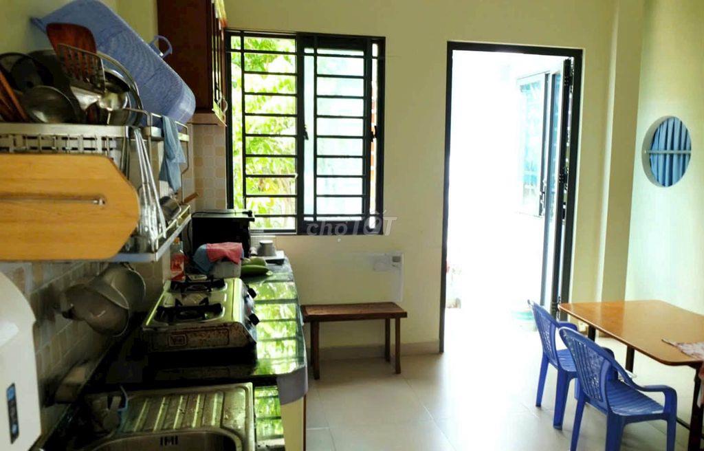 NHÀ THIẾT KẾ L CÓ SÂN VƯỜN XUNG QUANH VÀ SÂN THƯỢNG 