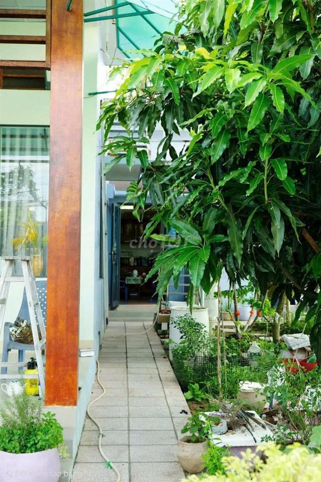 NHÀ THIẾT KẾ L CÓ SÂN VƯỜN XUNG QUANH VÀ SÂN THƯỢNG 