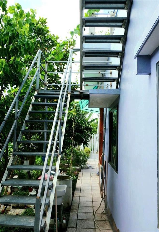 NHÀ THIẾT KẾ L CÓ SÂN VƯỜN XUNG QUANH VÀ SÂN THƯỢNG 