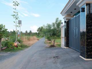 Bán Nhà có sân vườn siêu to, mát và thoáng lắm ạ