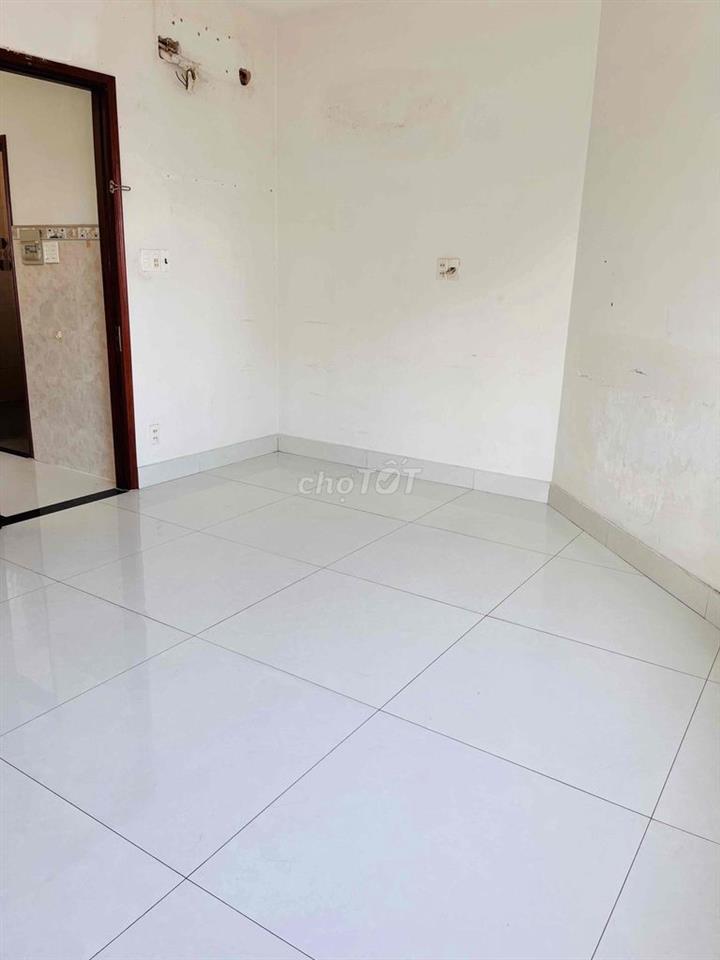 Phòng 18m2 đường Bình Lợi, cửa sổ trời, có máy lạnh giá 3tr4